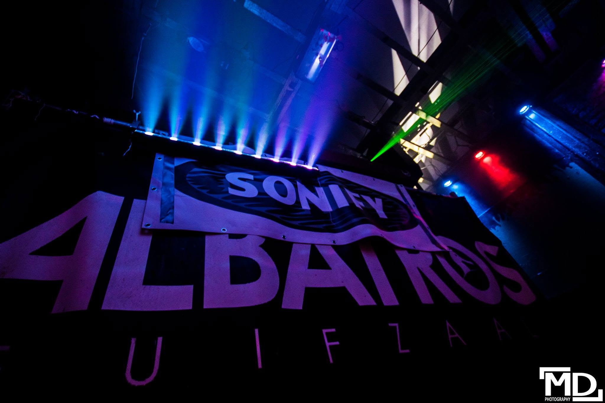 Lichtshow boven de spandoeken van Sonify en fuifzaal Albatros