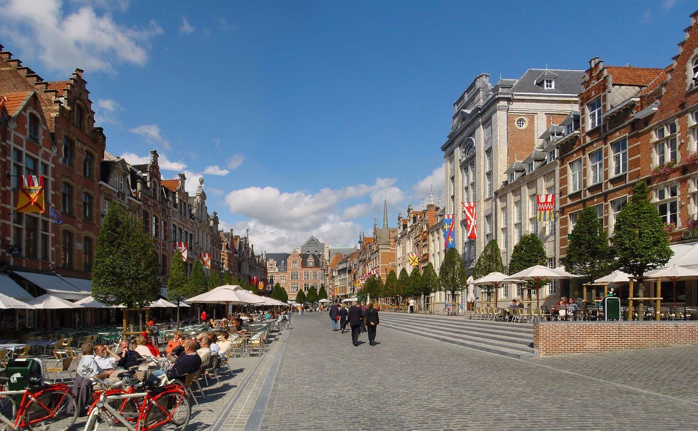 De Oude Markt in Leuven met terrasjes en trapgevels